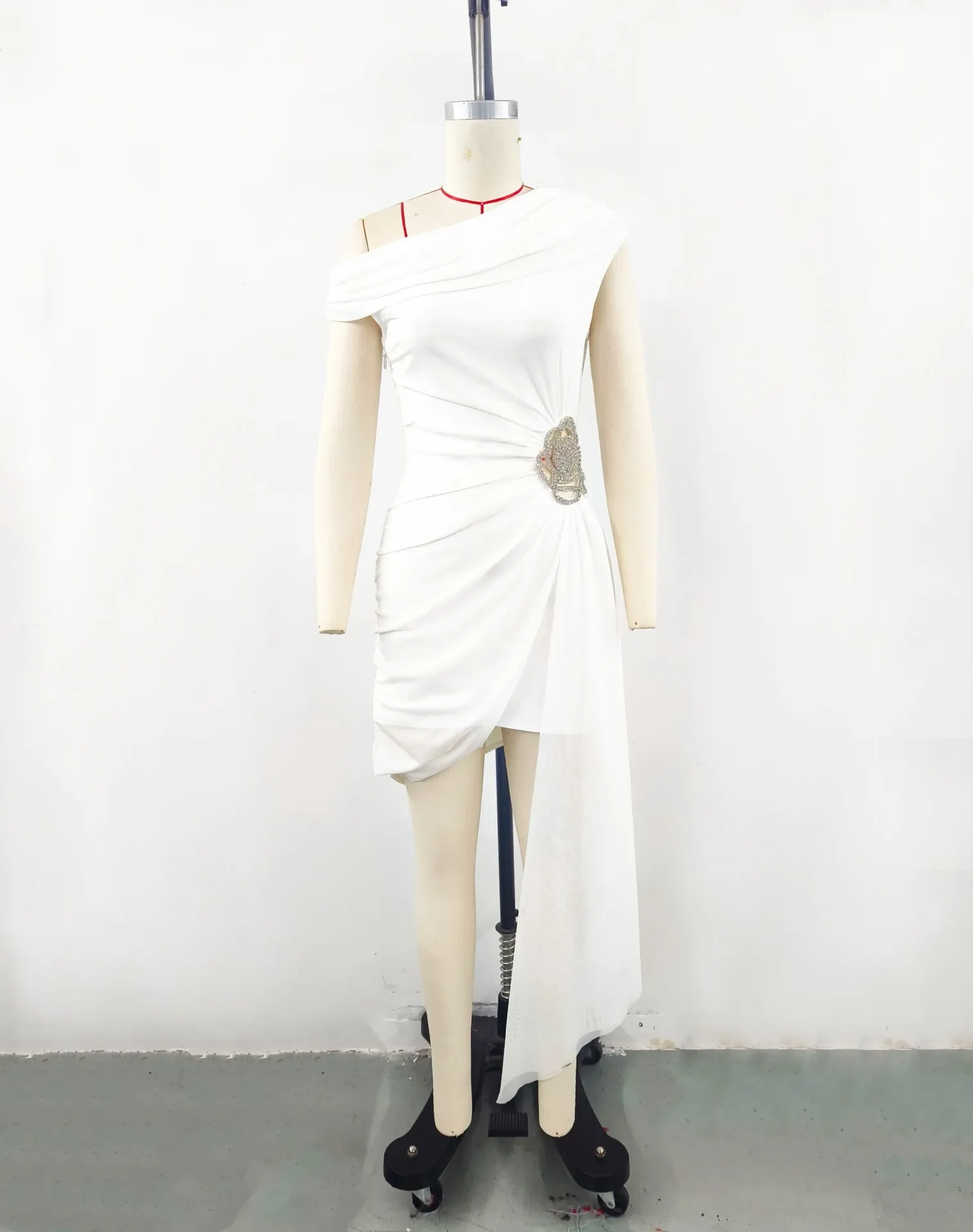 Dostosowane wyszczuplające łączone sukienki z dziurami dla kobiet ukośna szyja z krótkim rękawem Patchwork diamentowa sukienka kobieta 2025 nowość