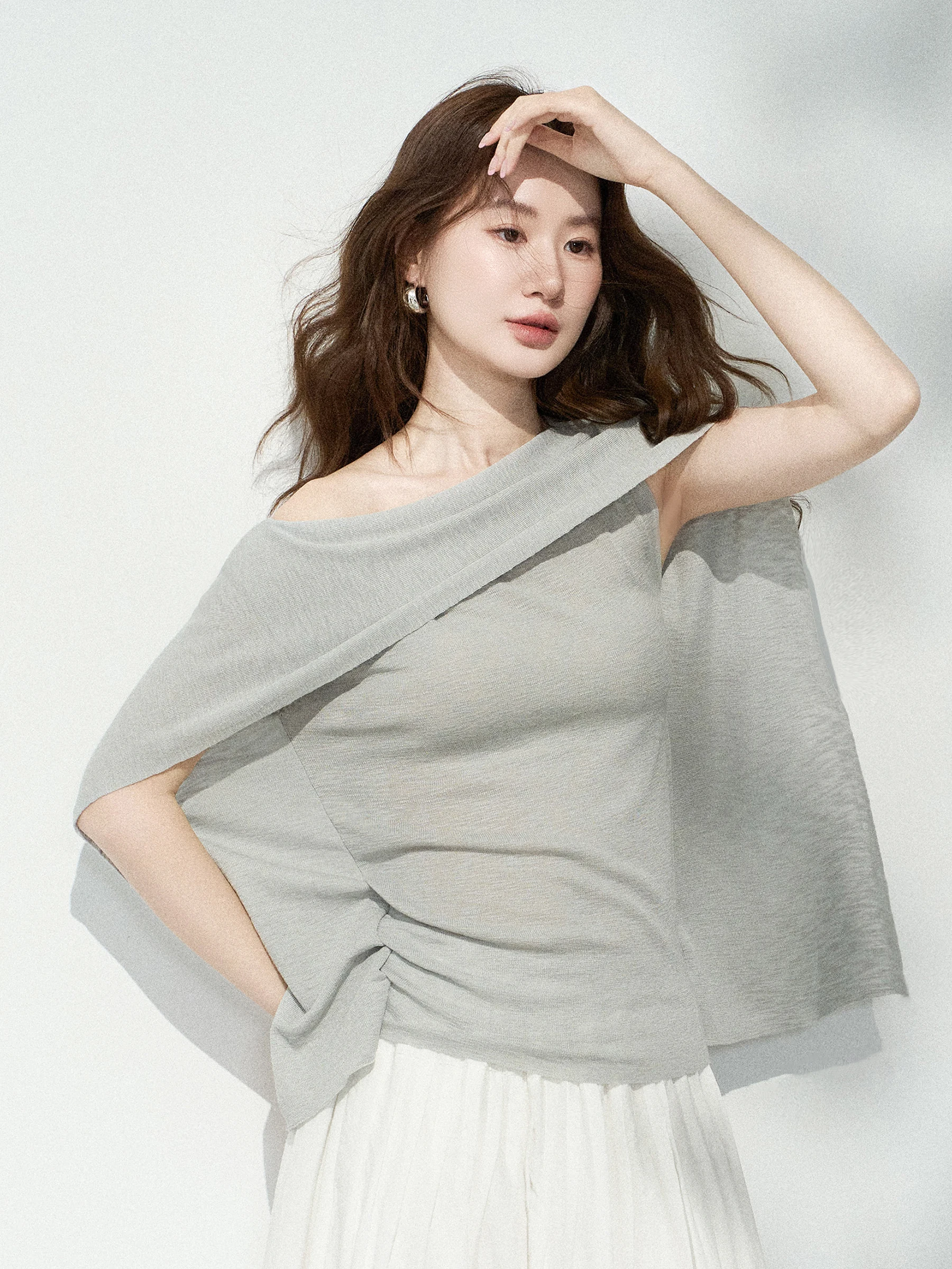 Camiseta Elegante Minimalista de Punto con un Hombro Descubierto y Manga Corta para Mujer, Diseño de Verano con Manga Murciél...
