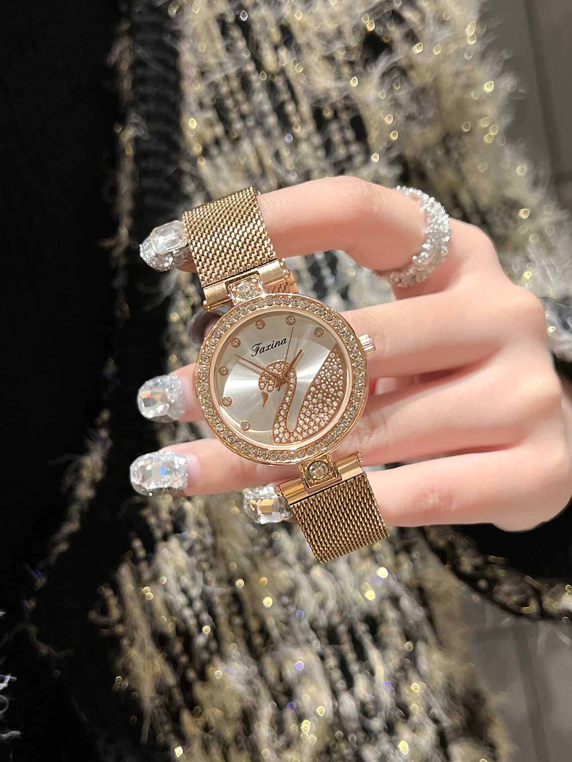 Relógio feminino com diamantes coloridos, um presente perfeito para namorada