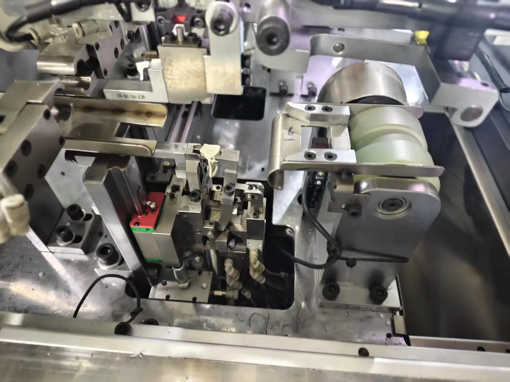 La macchina per la produzione di cerniere metalliche automatiche a tre funzioni include il montaggio del cursore Caratteristiche di arresto superiore e taglio Componente motore centrale