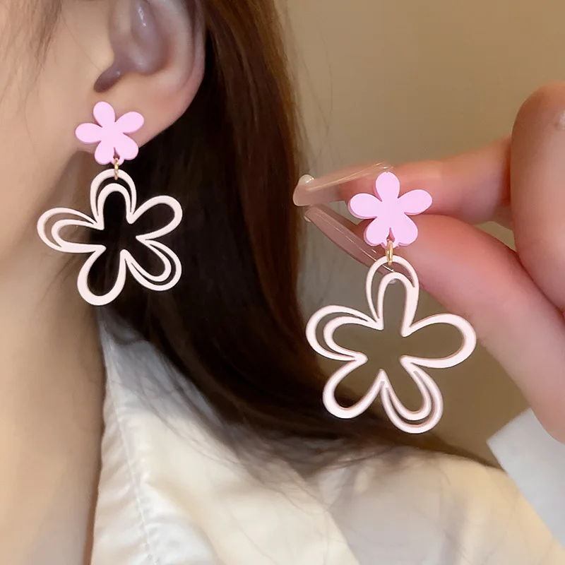 Simple, hollow flowers, stud earrings  spring and summer fashion commuting temperament advanced sense versatile earrings women