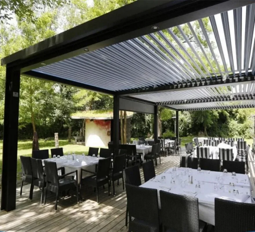 Pergola da tetto a lamelle impermeabile con parasole bioclimatico da giardino all\'aperto con ventilatori