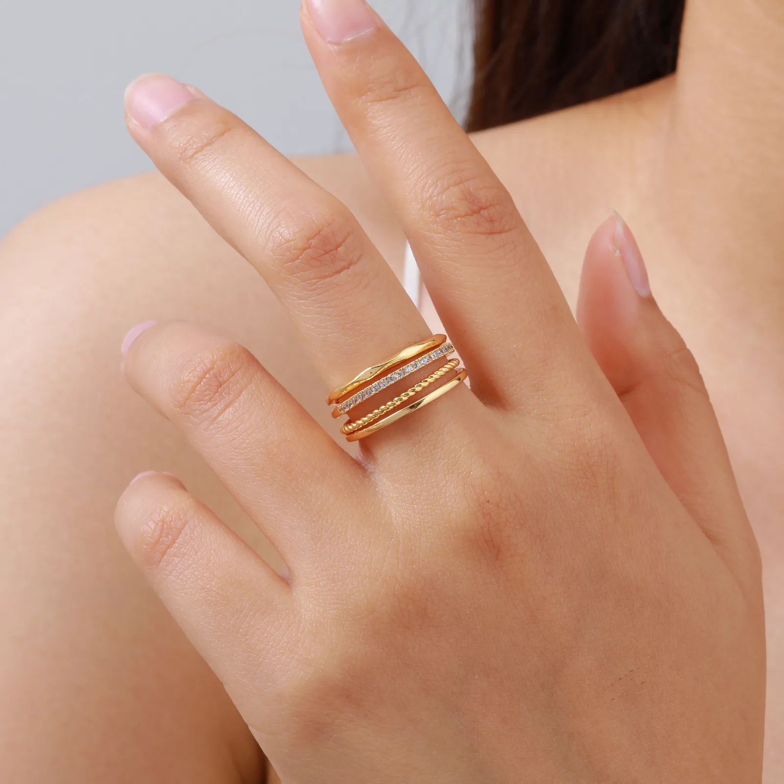 Vnox Trendy Exquisite 4pcs/Set Cubic Zirconia Rings for Women 18K Gold Plated  Luxury Shining Stones Wedding Party Rings Jewelry
