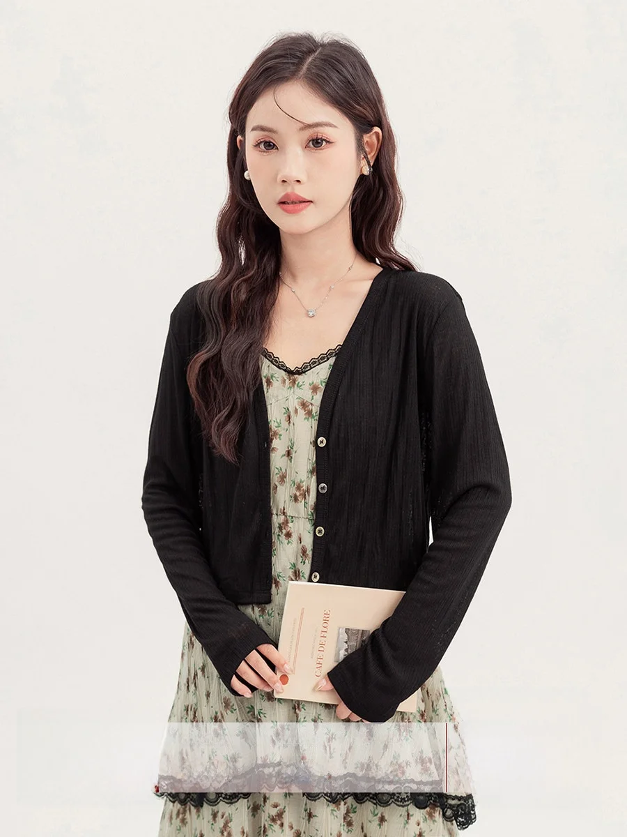 

Черный вязаный кардиган с V-образным вырезом, женский, укороченный фасон, уникальный, стройнящий, модный дизайн весна 2024, для узкой аудитории, топ