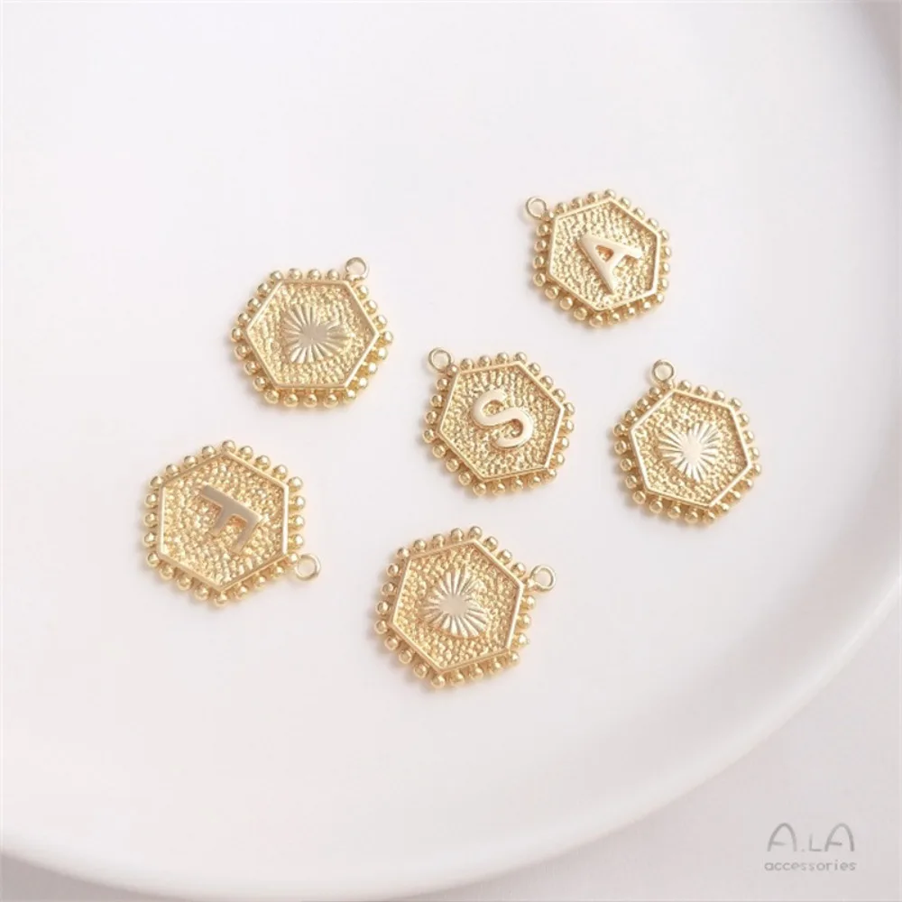 1 قطعة دلايات النحاس 14K الذهب اللون مسدس 26 رسائل الحب موضة Hangtag سوار ذاتي الصنع أقراط قلادة مجوهرات قلادة