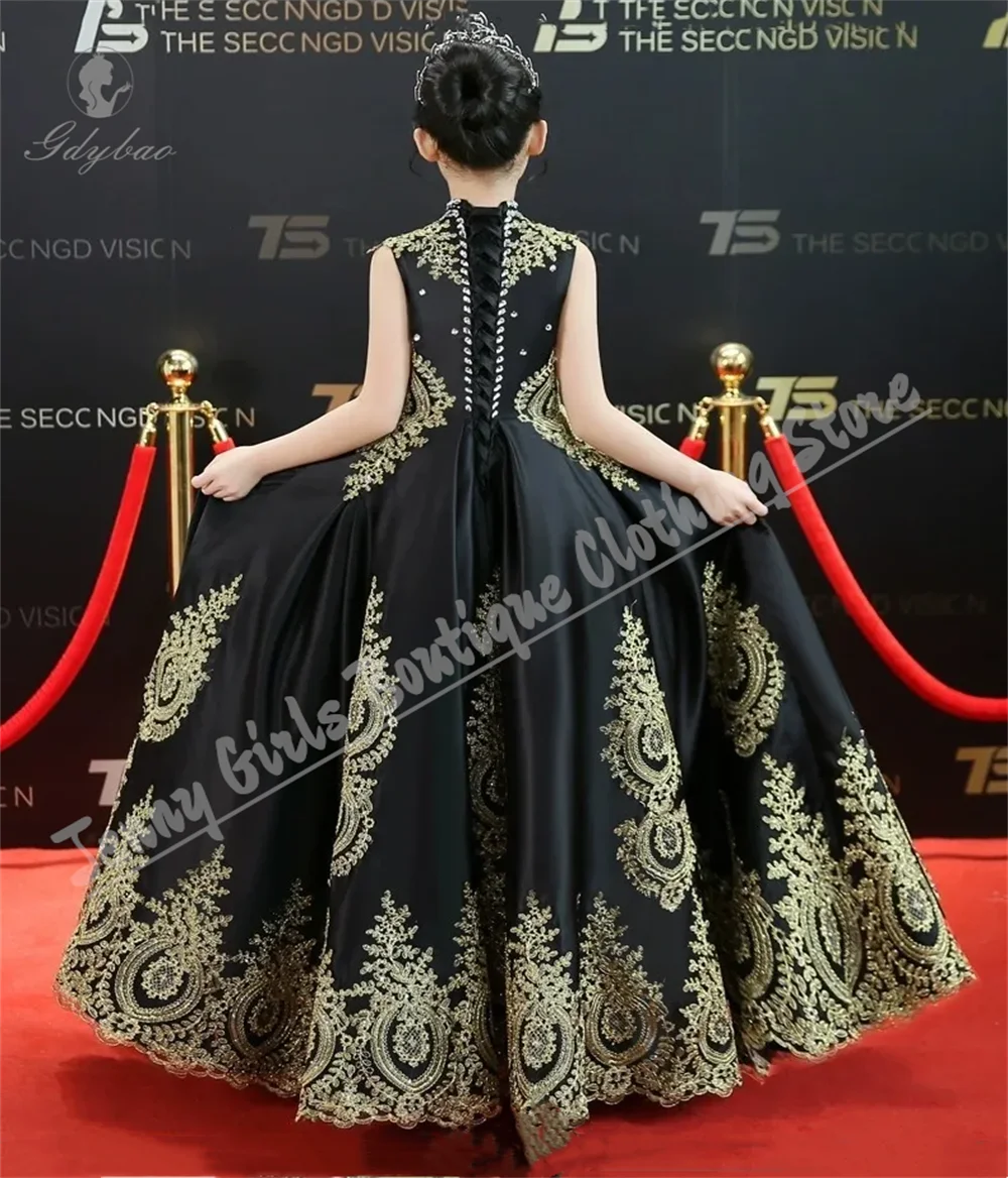 黒のエレガントなフラワーガールドレス結婚式用ふわふわゴールドレースアップリケ付き子供の聖体拝領に適した結婚式パーティーの服装