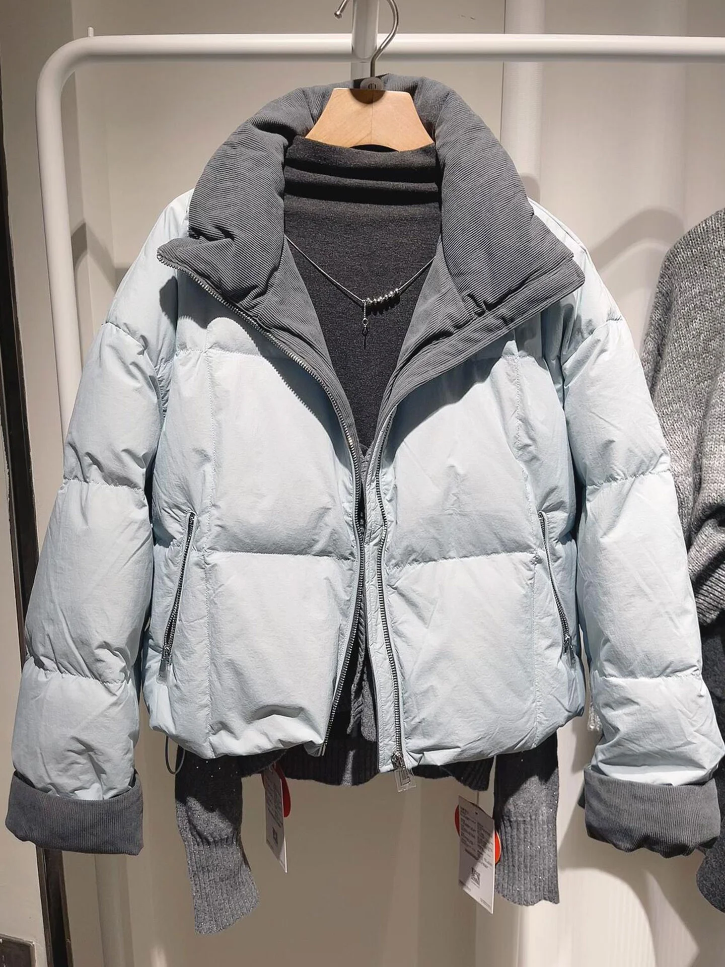 Modny płaszcz zimowy damski typu puchowy, ciepły, z wysokim stanem, długi, o długości do łydki, wypełniony włóknem poliestrowym.