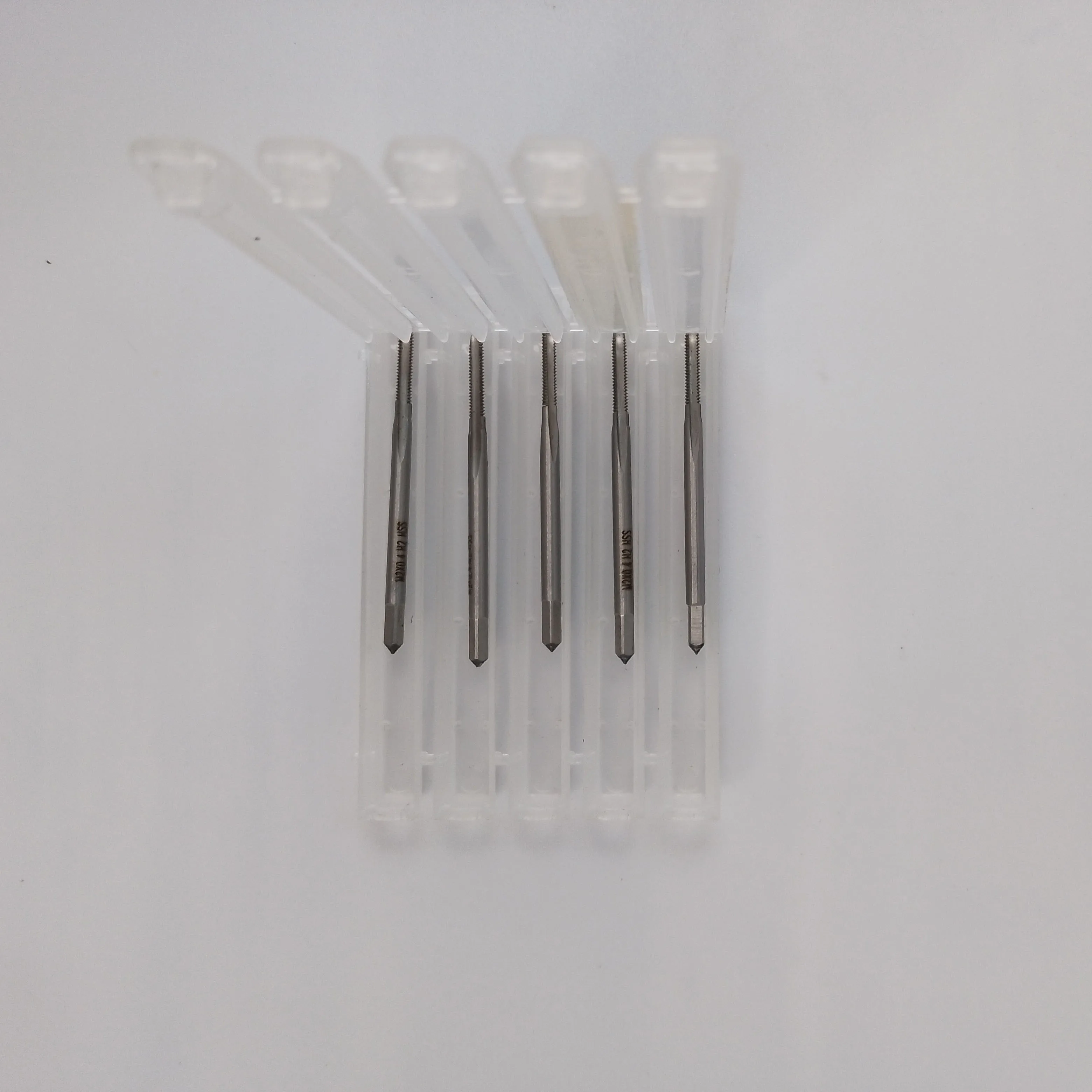 

HUAZHICHUN M2*0.4 Metric Hand Tap Thread Tap Pitch 0.25 Straight Flutes HSS Right Hand Tap (5pcs)