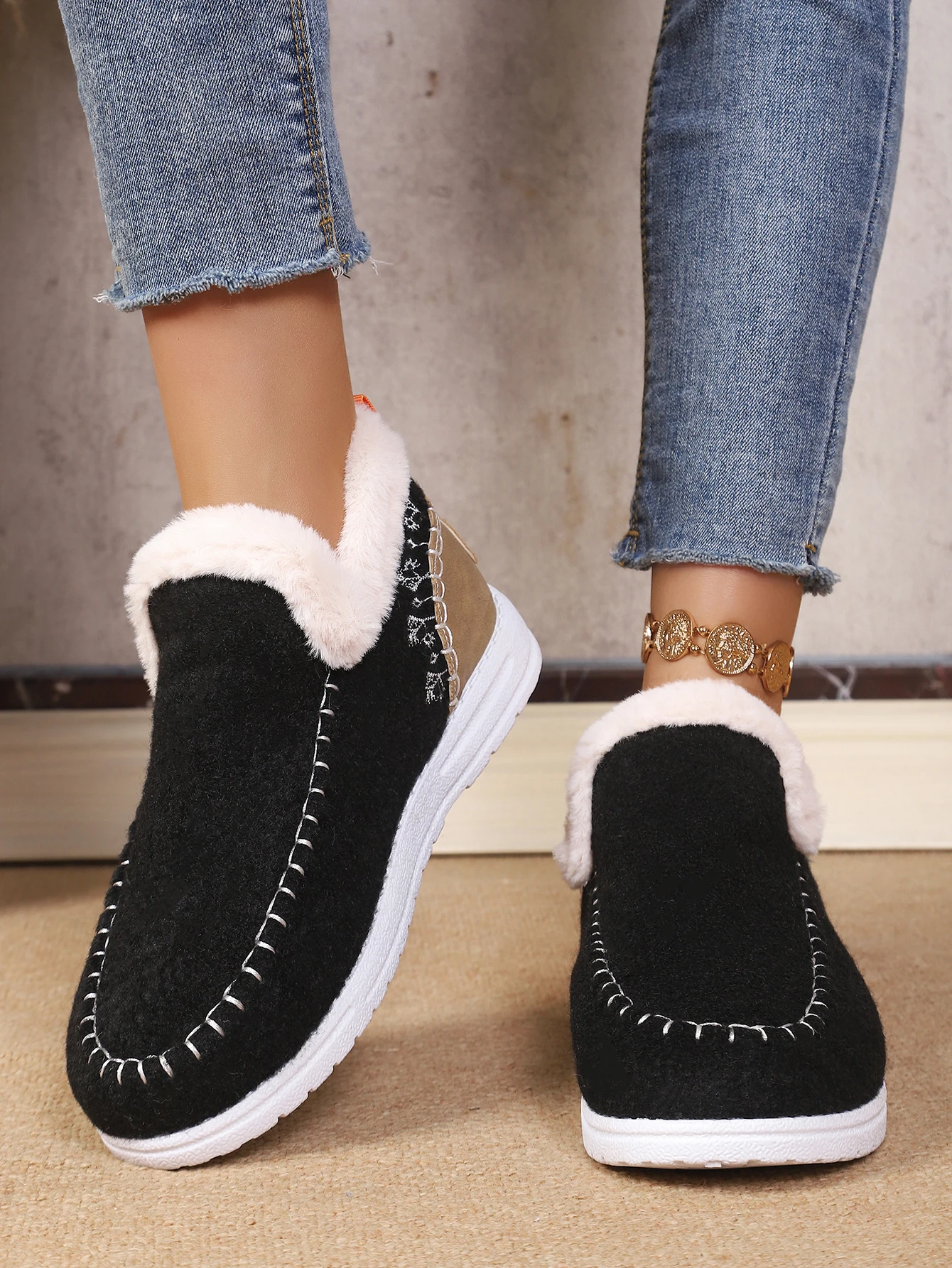Damen Winter Slip-On Stiefeletten mit Flauschigem Kragen, Weichem Filz, Warmem Fleecefutter, Flach, Rutschfest, Leicht, für den Alltag, Schneestiefel – Detail 5