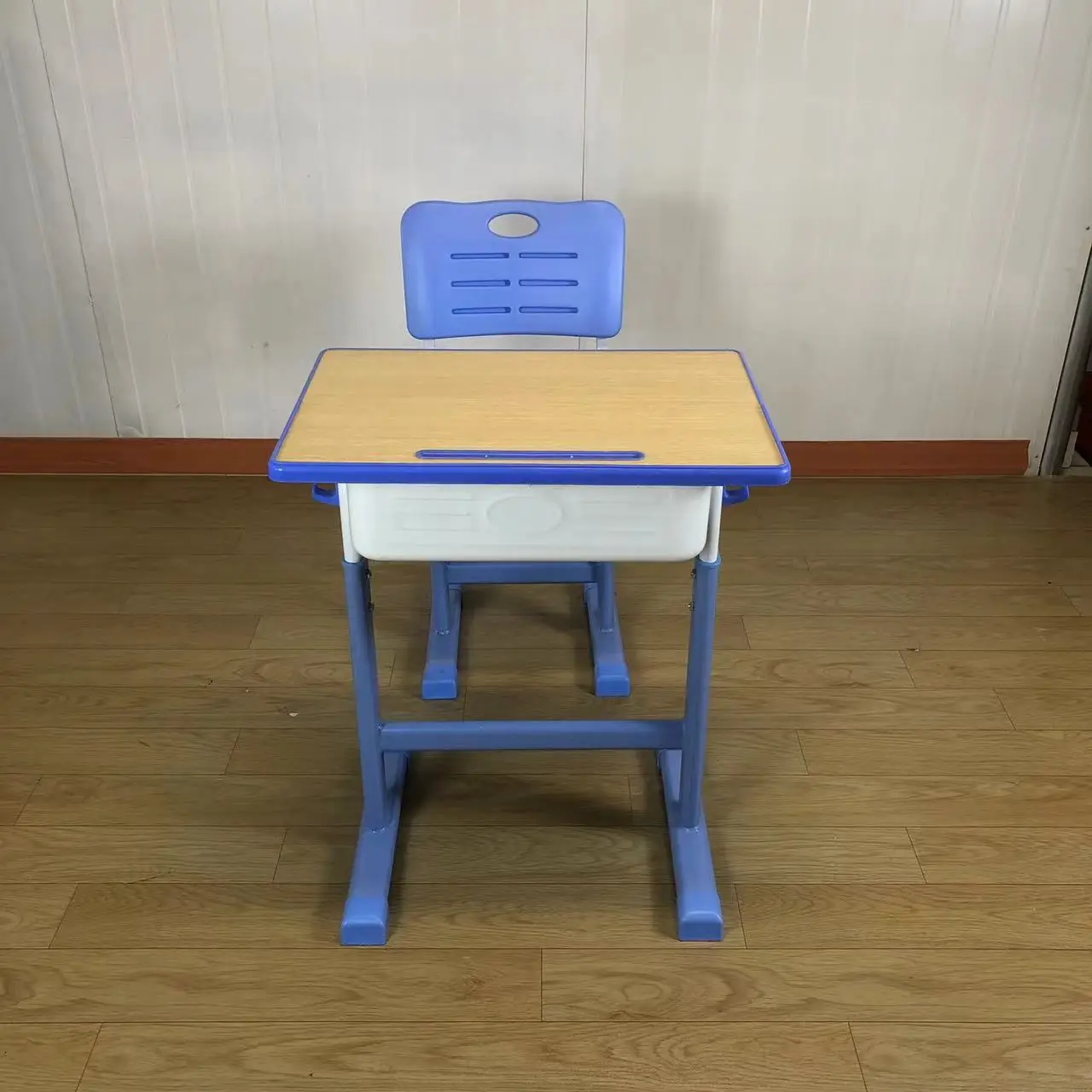 

Adjustable Plastic Student Desk and Chair Set for Education Classroom Furniture for School and University Reading Tables