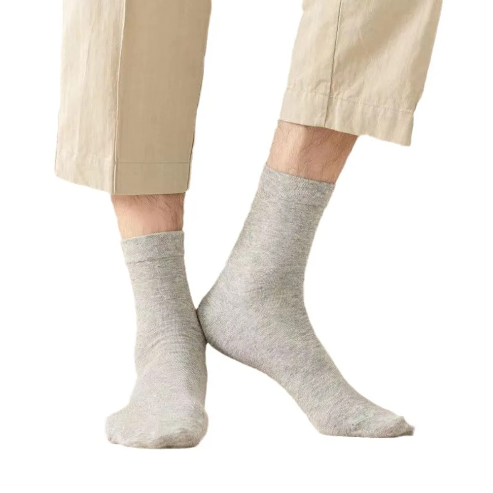 高品質のクラシックメンズソックスは暖かく保ち、通気性のあるメンズミッドチューブソックス、柔らかく快適なクルーソックス、秋と冬に最適です。