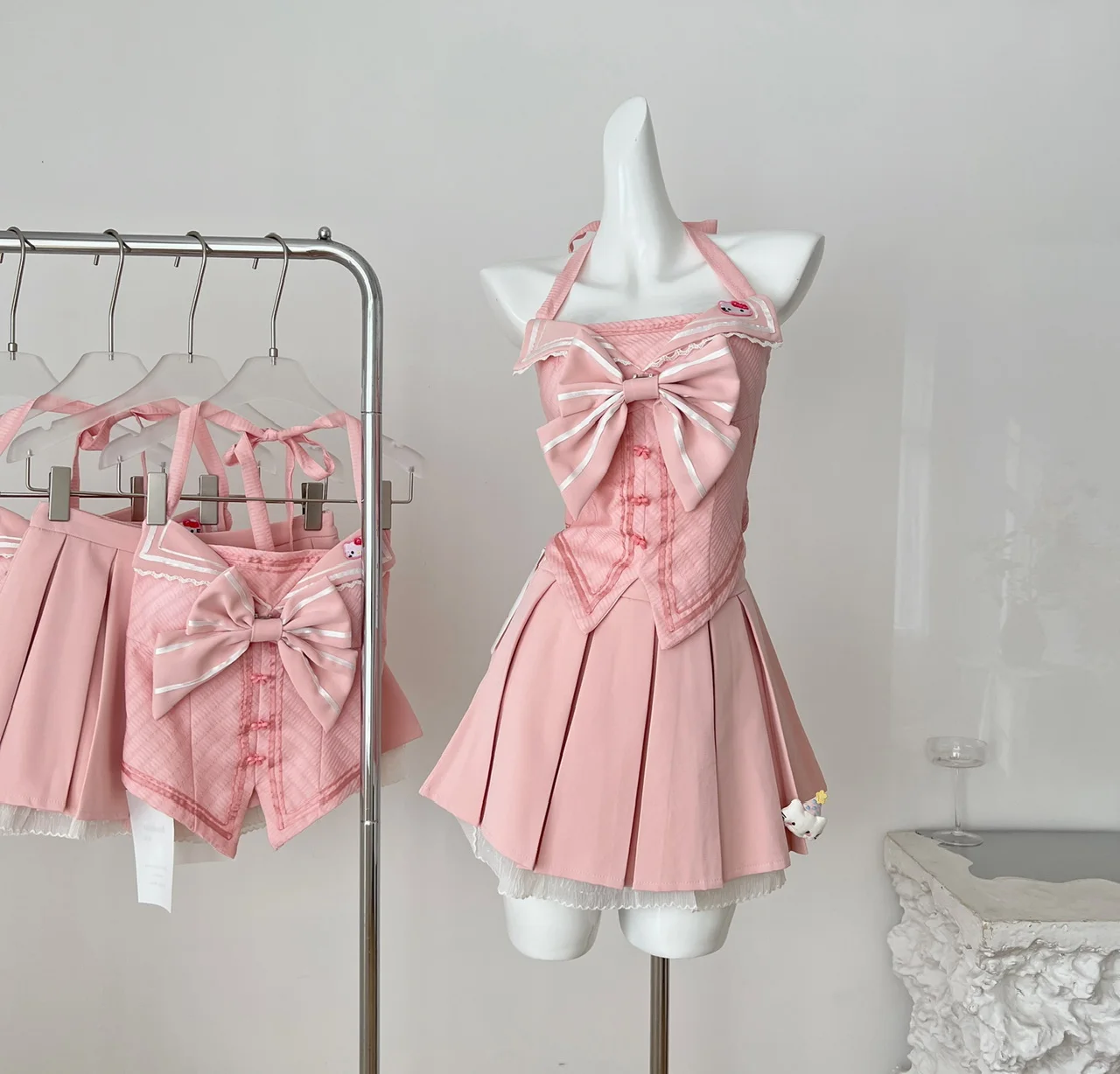 

Лето 2025 г., корейский милый милый комплект из 2 предметов в стиле принцессы, женский топ с большим бантом и открытой спиной + мини-юбка со рюшами, повседневный костюм в консервативном стиле