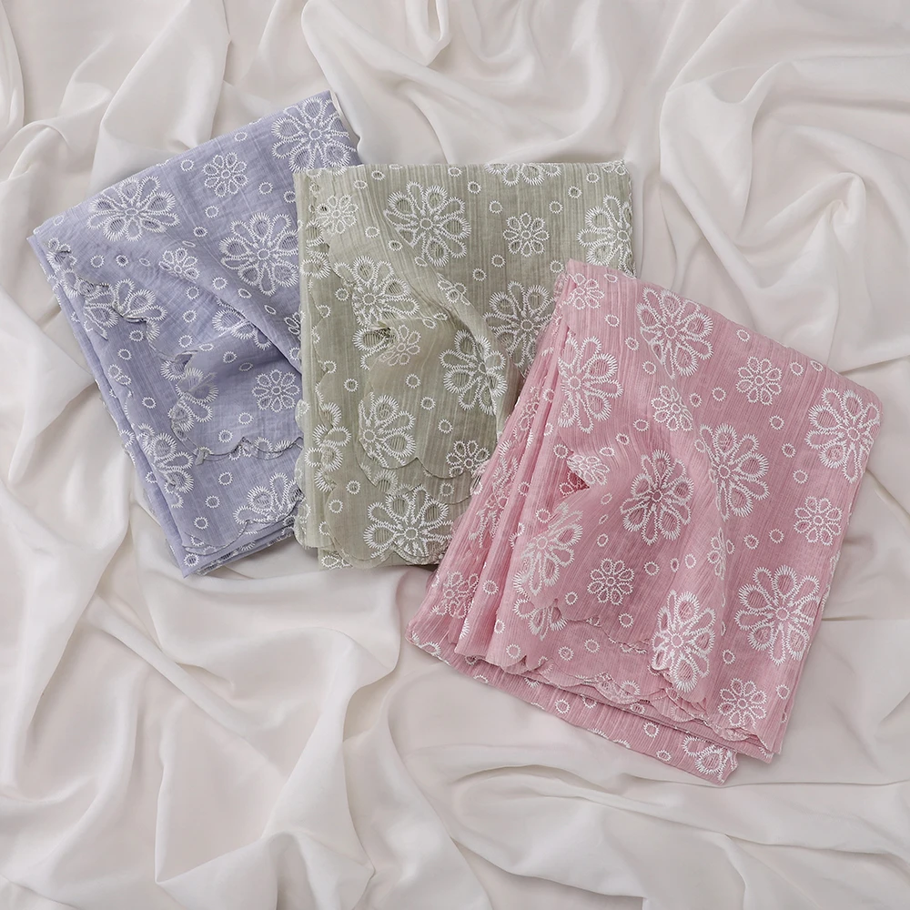 Crinkle-Stoff, weiße Blumenstickerei, muslimischer Hijab, gewellter Spitzenrand, islamisches Kopftuch, eleganter türkischer Stil, Damenschal – Detail 5