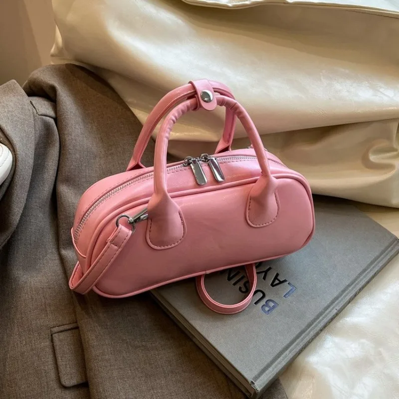 

Кожаная сумка-саквояж в винтажном стиле, большой вместимости, классическая элегантность, также служит уникальной и практичной сумкой для подгузников.