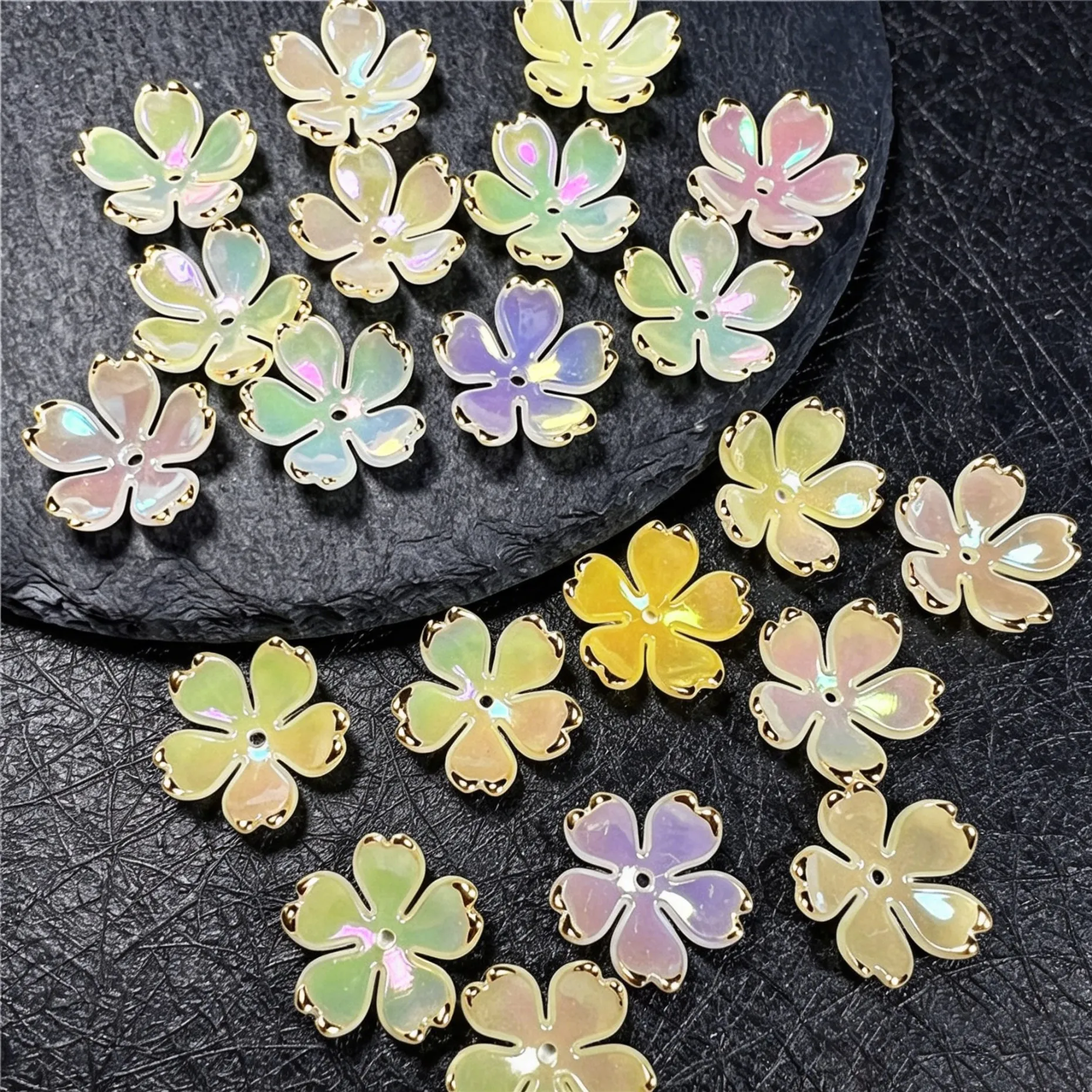 50 Stück Kirschblüten-Acryl-Blumenperlen, lose Abstandshalterperlen für DIY-Armbänder, Ohrringe, Haarschmuck, Zubehör für die Schmuckherstellung – Detail 2