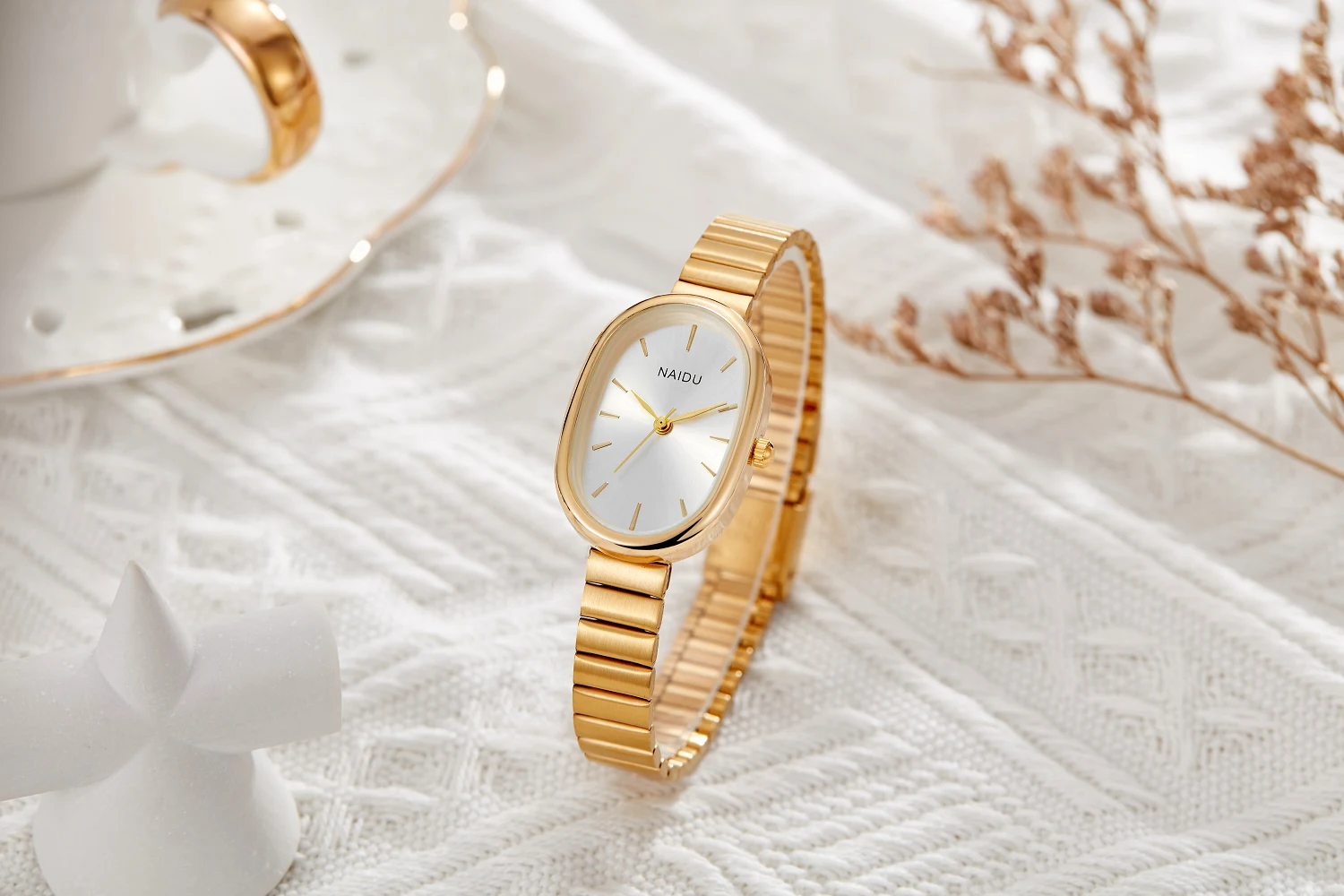 Mulheres Quartz Watch Luxo Oval Shaped Moda Mini Caso Pequeno Numeral Romano Dial Feminino Full Metal Band Relógios Nicho Relógio de pulso