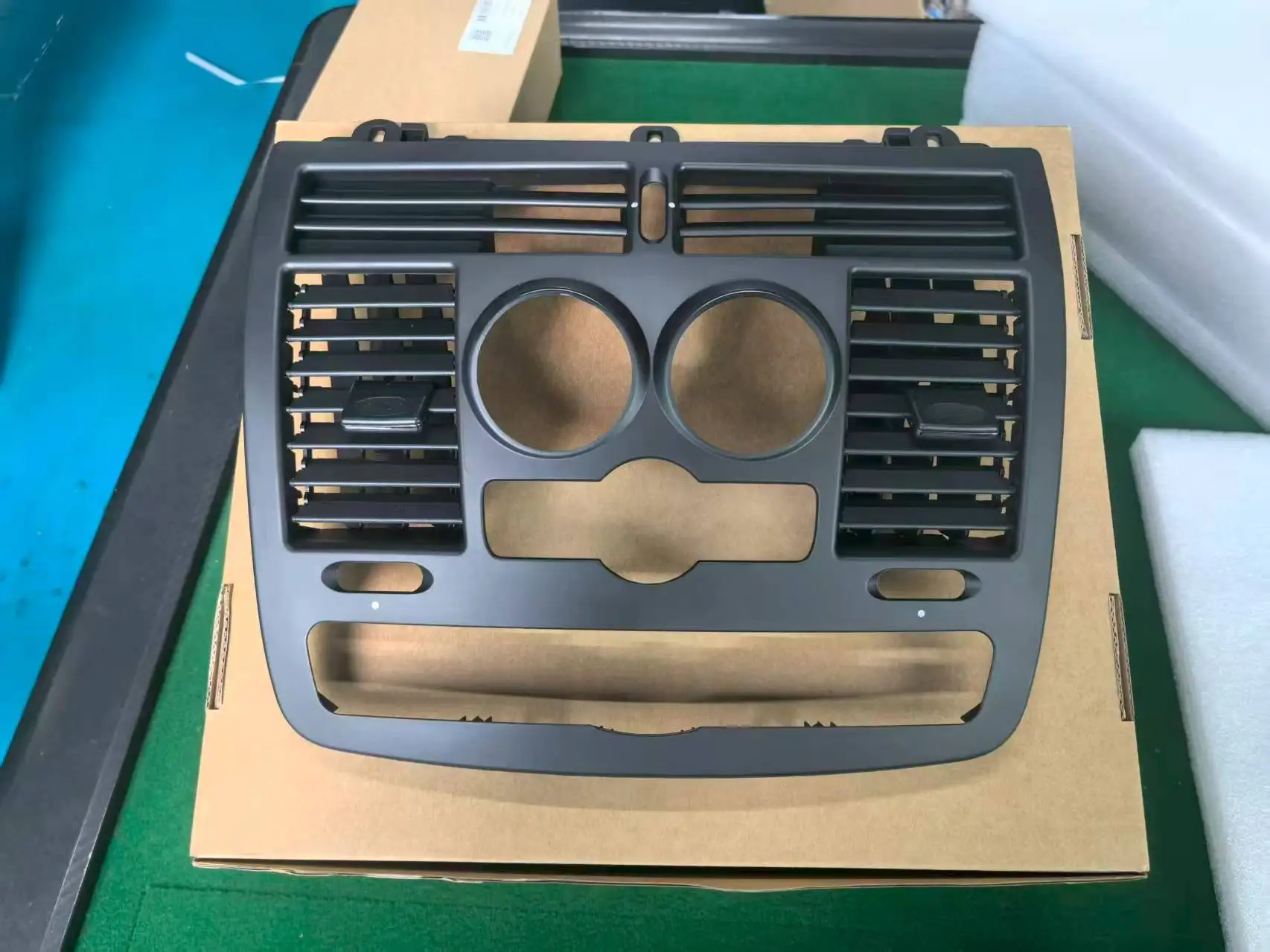 

Адаптация воздуховыпускной панели для системы кондиционера Mercedes Benz Viano (W636)/Vito (W639) 2004-2015 гг.