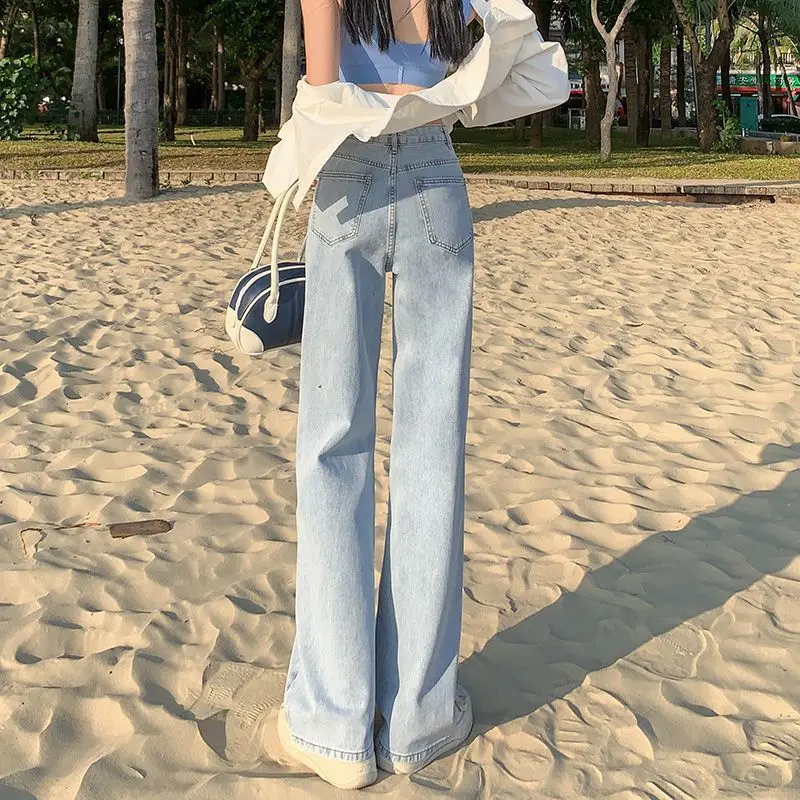 

Светло-голубые джинсы, визуально удлиняющие ноги, новый стиль для женщин 2025 года. Новая модель утягивающих широких брюк с драпировкой и длиной в пол.