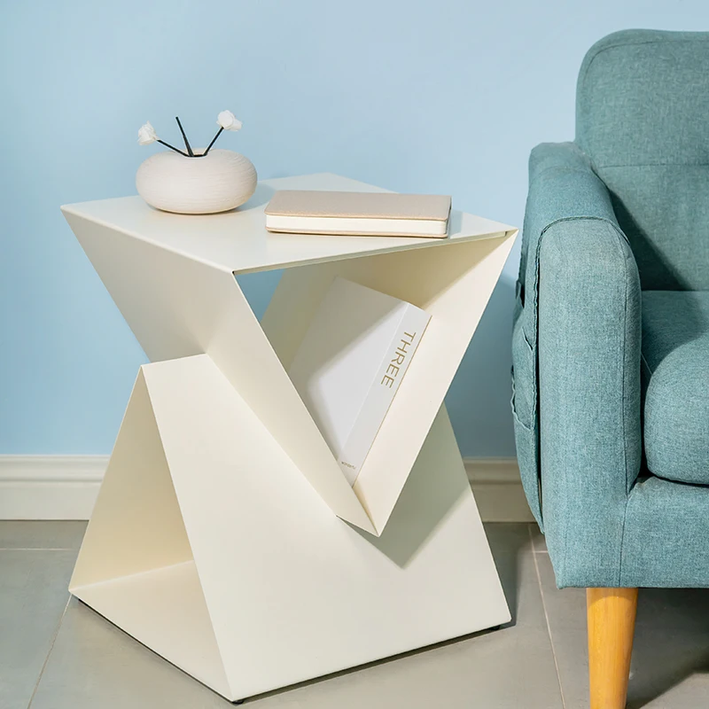 

Тумбочка из кованого железа с зарядной станцией, современный минималистичный приставной столик, креативная гостиная, стол, многофункциональная спальня