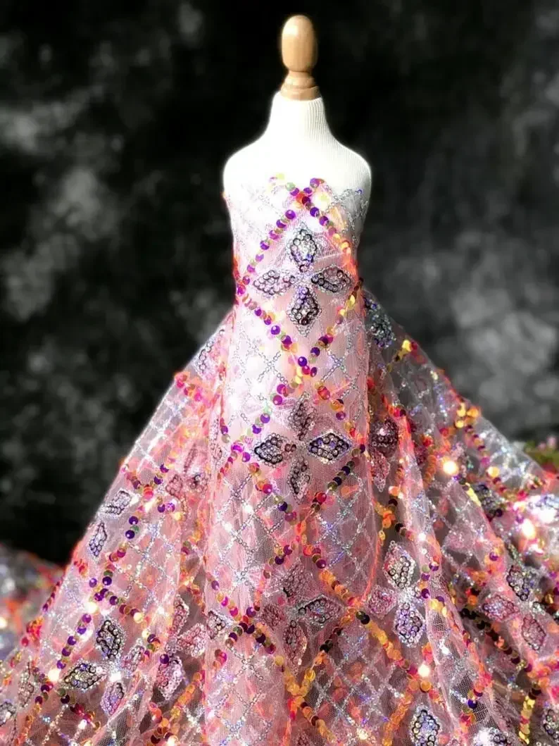Tessuto di pizzo ricamato con reticolo di cristallo multicolore Tessuto di tulle con paillettes colorate per costume da sposa abito da festa