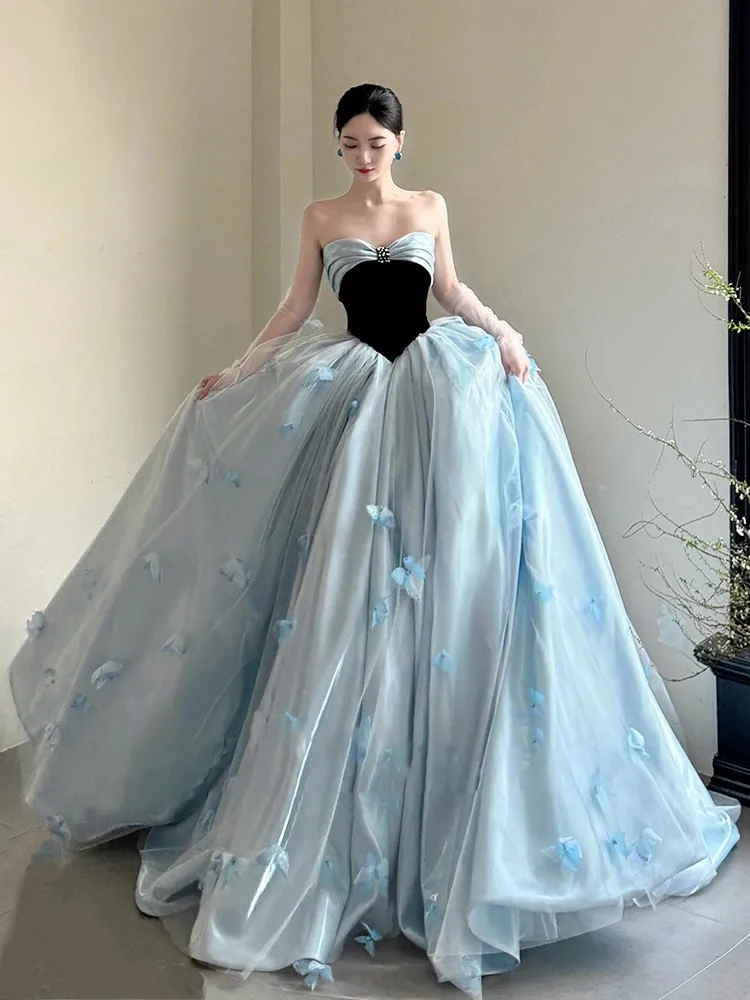 

A new blue dress for birthday and coming-of-age ceremony host's art examination