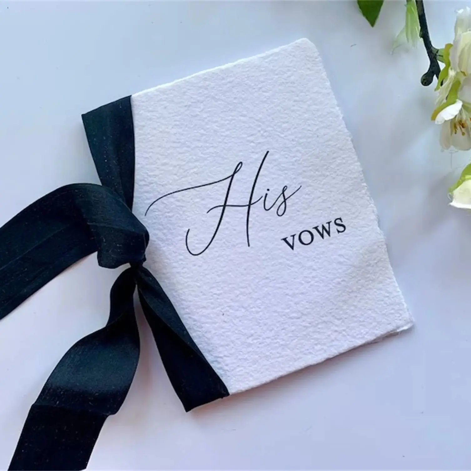 

Книга свадебного обзора - Буклет с обрезанными краями на заказ - Бумага ручной работы с шелковой лентой - Его обручи - Ее сваты