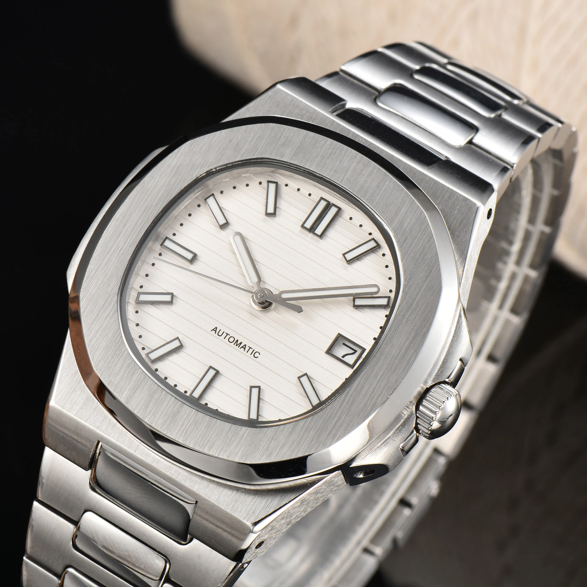 ساعة ميكانيكية أوتوماتيكية بالكامل مقاس 43 ملم مع حركة 8215 - ساعة يد أنيقة وعصرية ومقاومة للماء ومضيئة.