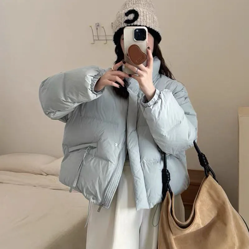 เสื้อแจ็คเก็ตคอตั้งสีลูกกวาดสำหรับผู้หญิง สไตล์ใหม่ฤดูหนาวปี 2025 น่ารักและอ่อนหวาน บุด้วยขนเป็ดขาว