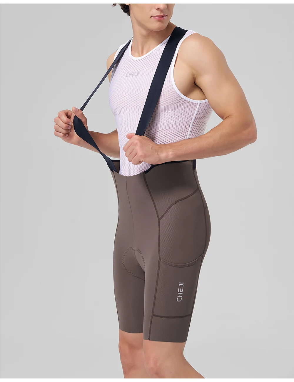 CHEJI Herren Radsport-Trägerhose mit Seitentaschen, nahtlosen, rutschfesten Beinmanschetten, gepolstert für 7 Stunden Fahrt auf Straßen- und MTB-Fahrrädern. – Detail 21