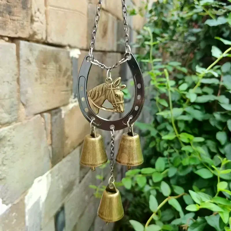 Un pendentif en forme de fer à cheval porte-bonheur, une cloche d'amour en fer, une carillon à vent, adapté à la décoration murale, à la décoration de la chambre, du jardin et de la cour.