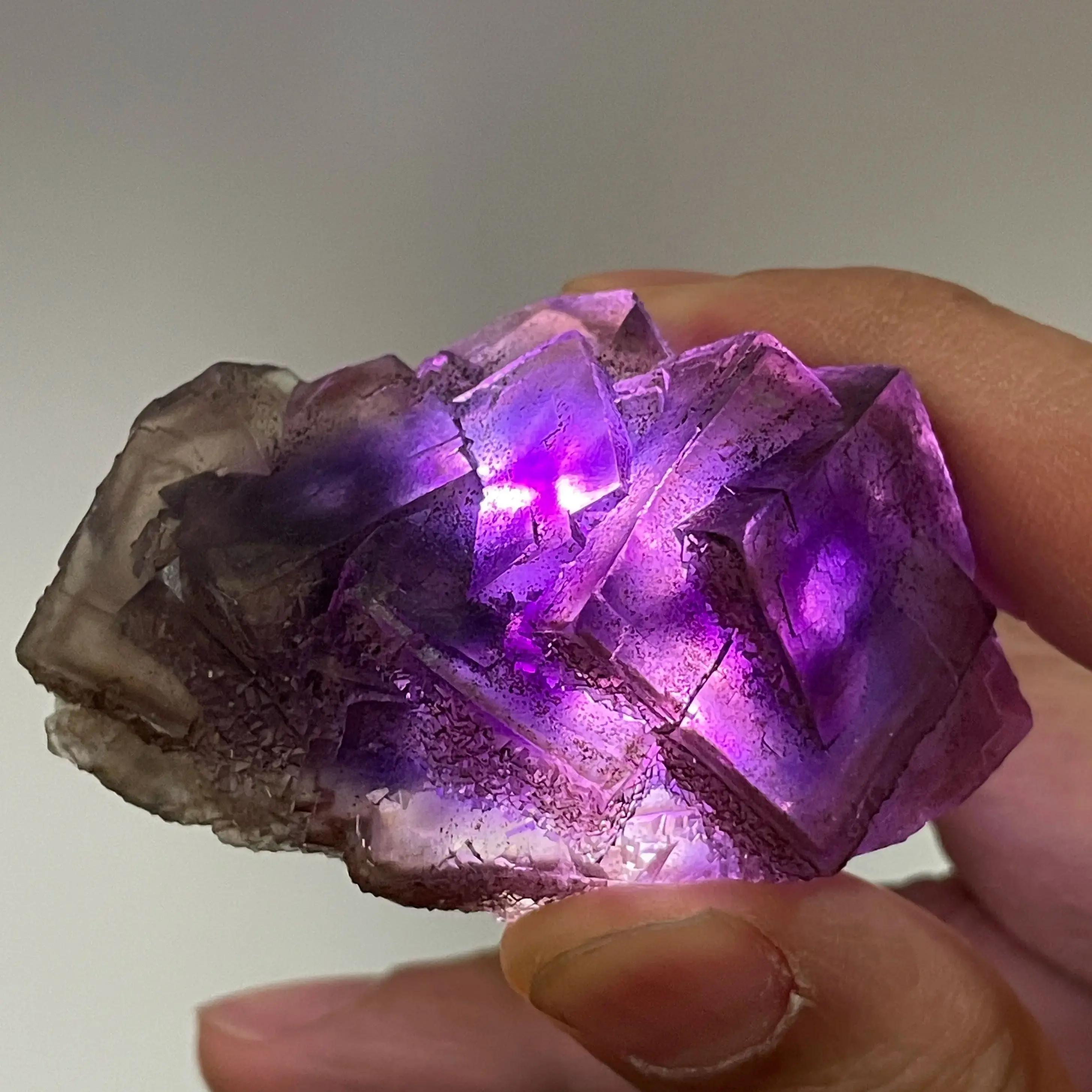 

Натуральный образец фиолетового флюорита из Внутренней Монголии, целебный камень для декора дома и обучения