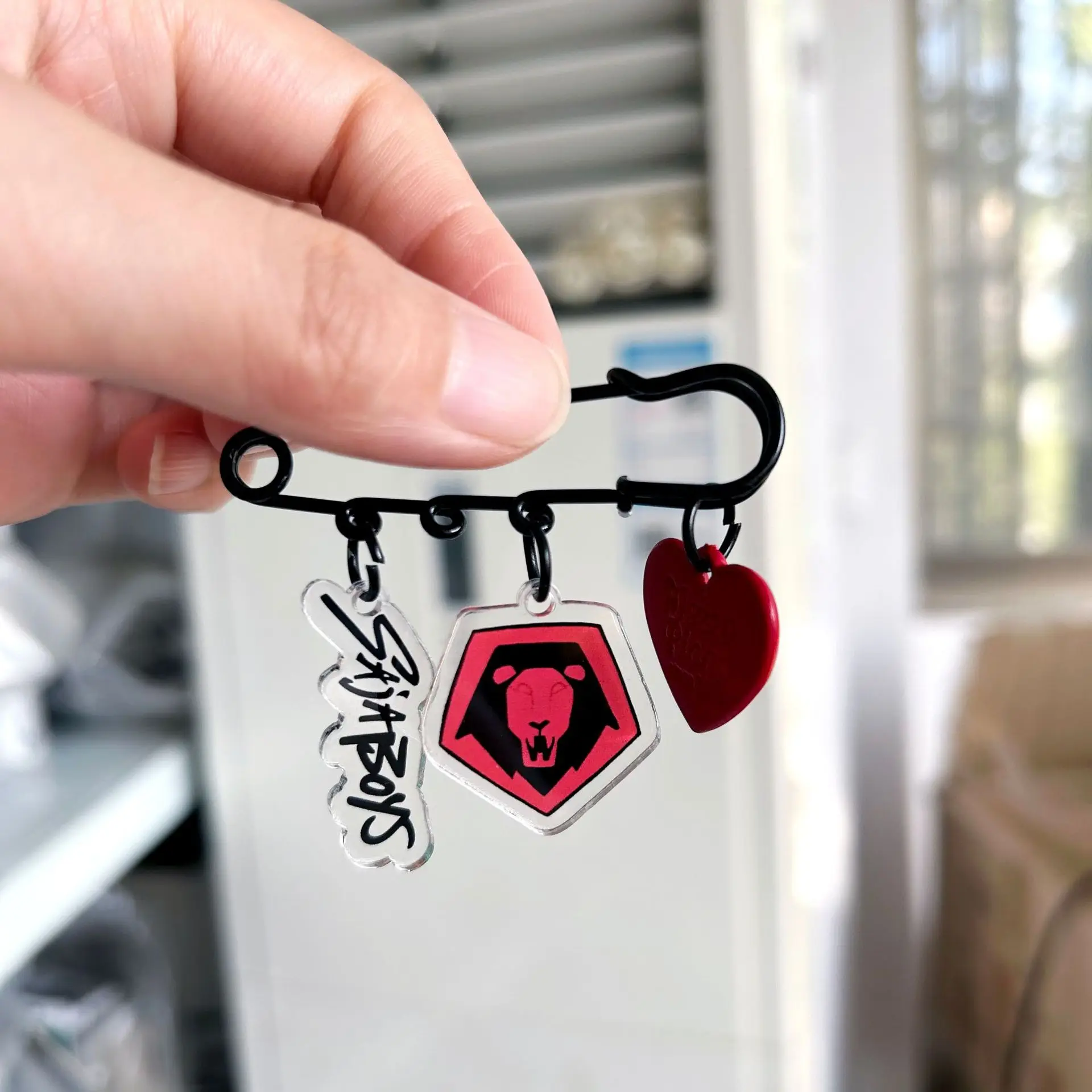 

Kpop HUNTRIX Saiaboy Brooch Demon Hunters Acrylic Pendant 3pcs/Set Bag Hat Pin Accessories Rumi Abby Mystery Zoey Fans Gift