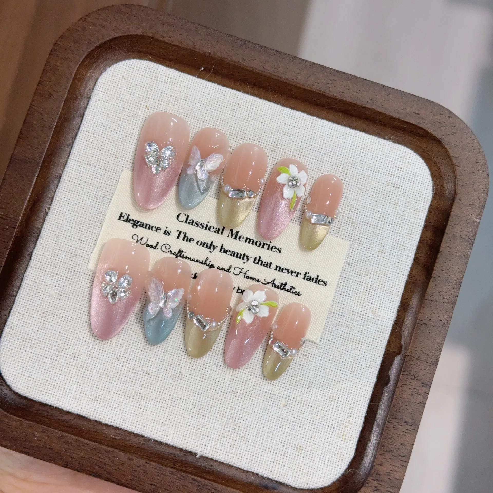 

10 шт., допамин, радужный цвет, милые накладные ногти, бабочка, белый цветок, стразы, носимые короткие овальные миндалевидные искусственные кончики ногтей