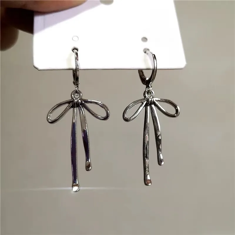 Pendientes de aro con lazo de Color plateado Y2K para mujer, pendientes con colgante de lazo hueco de Metal Simple Egirl, accesorios de joyería estética