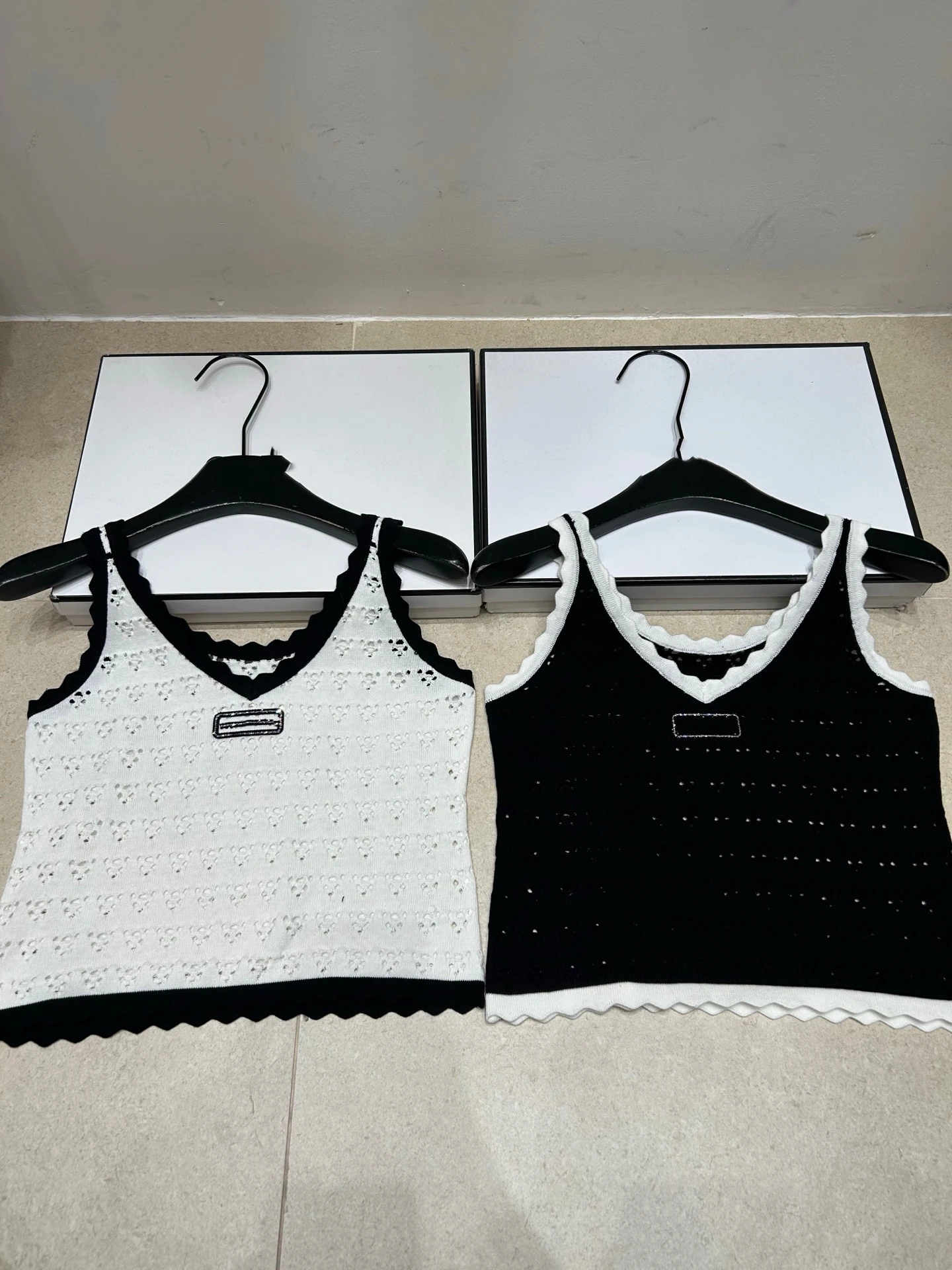 

VIBE Summer New Style Color Block Lace Trim V-Neck Knitted Vest Women Sleeveless Versatile Anti-Aging Design Sensation Strap