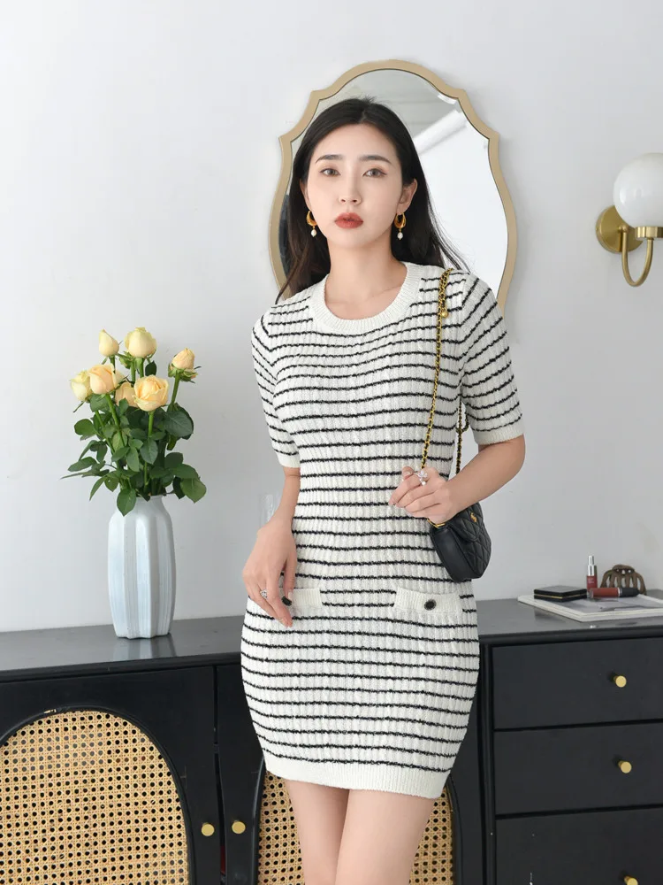 CHUJIE فستان فرنسي قصير مخطط نمط حلو وحار رقبة مستديرة Bodycon شق الورك عناق نادي فستان سهرة SS25