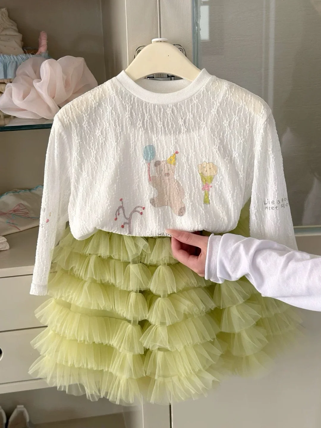 

Модный комплект для девочек с принтом медведя, весна-осень 2026: новый милый топ и дышащая длиннорукавная юбка-тортик из фатина, комплект из двух предметов