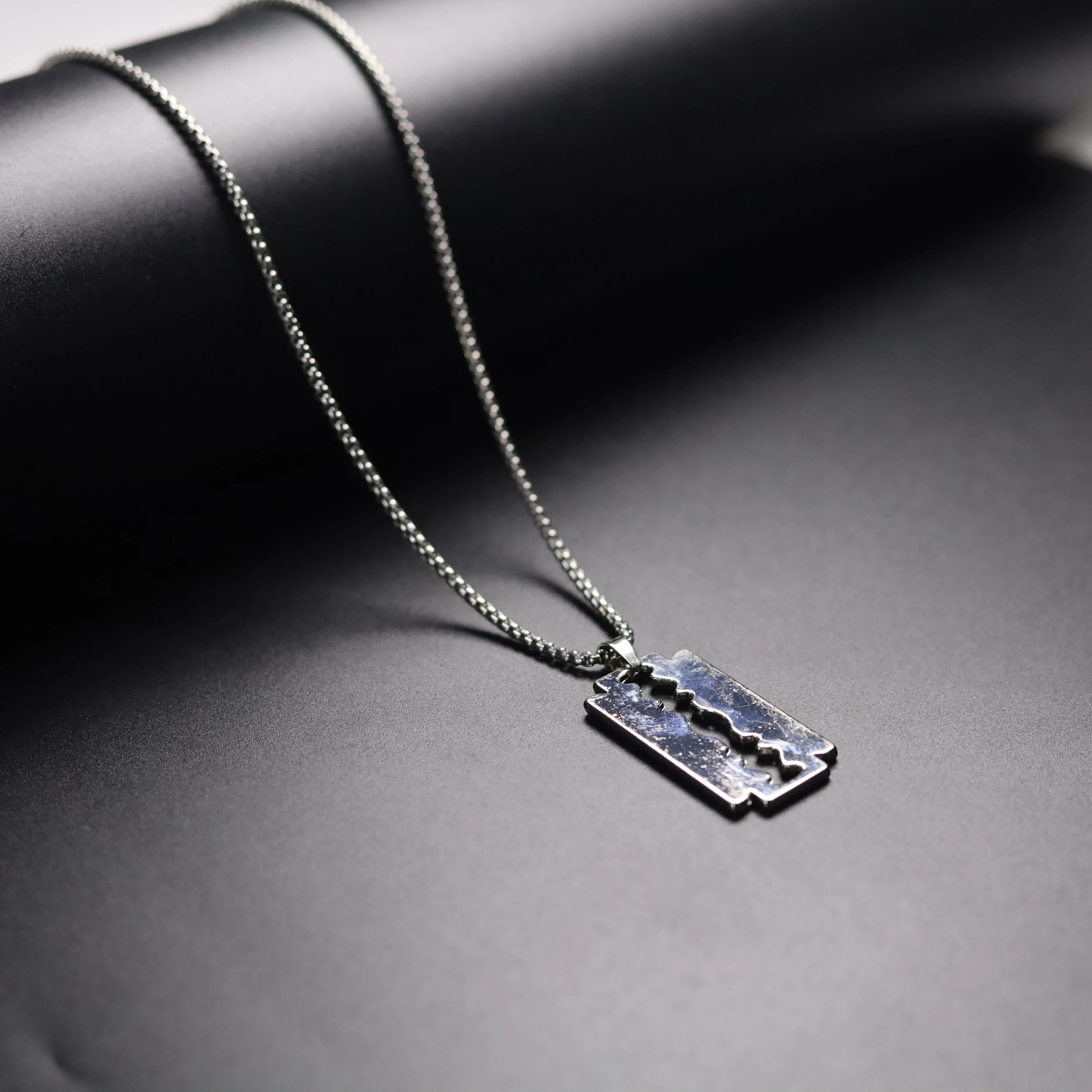 Fashion Silver Color Stainless Steel Razor Blades Pendant Necklaces Men Jewelry  Male Shaver Shape Sweater Necklace Gifts