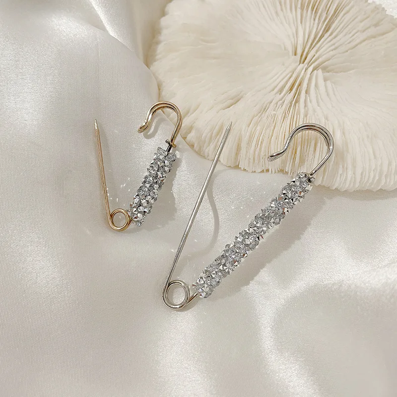 Spille di cristallo di moda per le donne Fibbia in vita Cinturino fisso Fascino Spille da bavero di sicurezza Cardigan Sciarpa Fibbia Distintivo Accessori