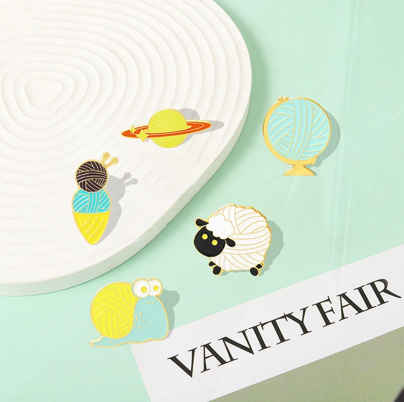 Globe Ice Cream Planet Pin risvolto Badge Bag Cartoon Jewelry Gift for Kid Friend Ball of Yarn smalto spilla Custom Sheep Snail