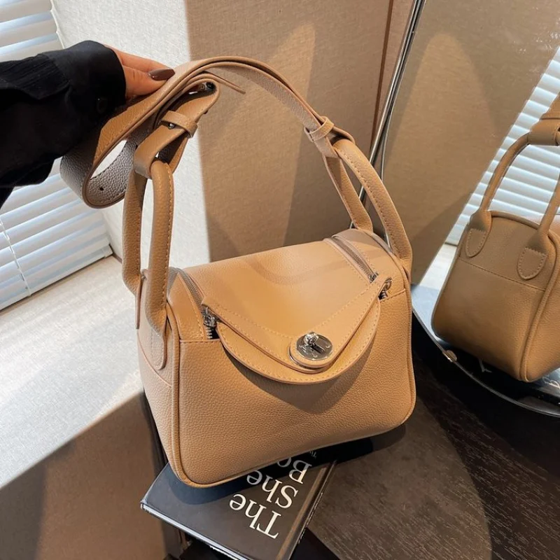 

Ladies Chic Leather Crossbody Bag For Daily Commute With Adjustable Strap In Classic Design