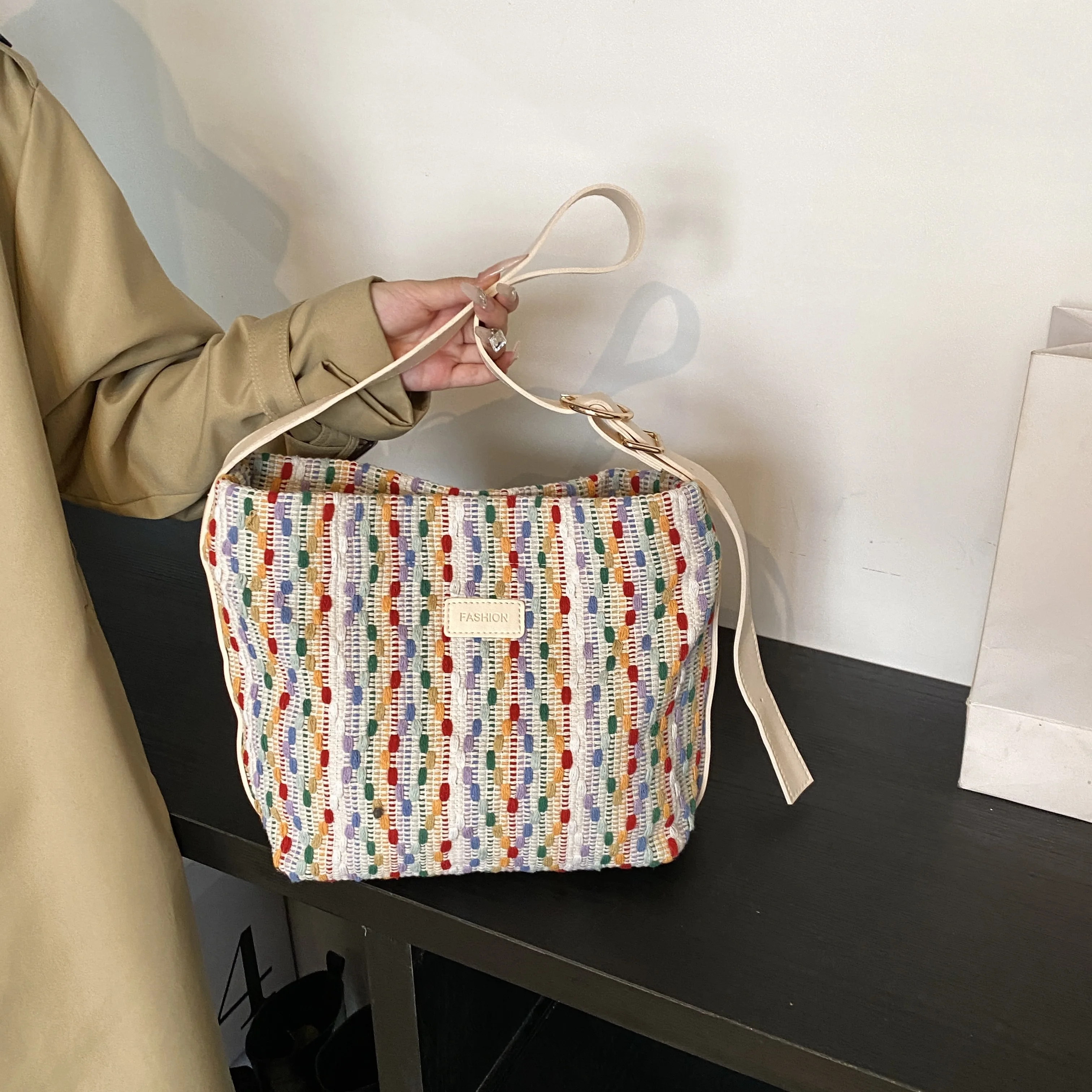 

Colorful glass bag for women 2024 new trendy and fashionable contrasting tote bag, niche commuting large capacity armpit bag