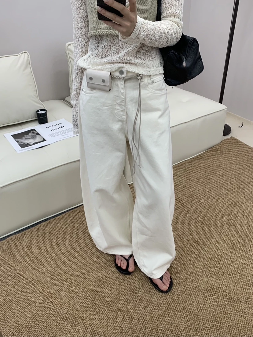 

Джинсы Lilian Minimalist Wide Leg: свободные, из выстиранного денима, с поясной сумкой, женские, прямого кроя, слегка эластичные, с естественной линией талии