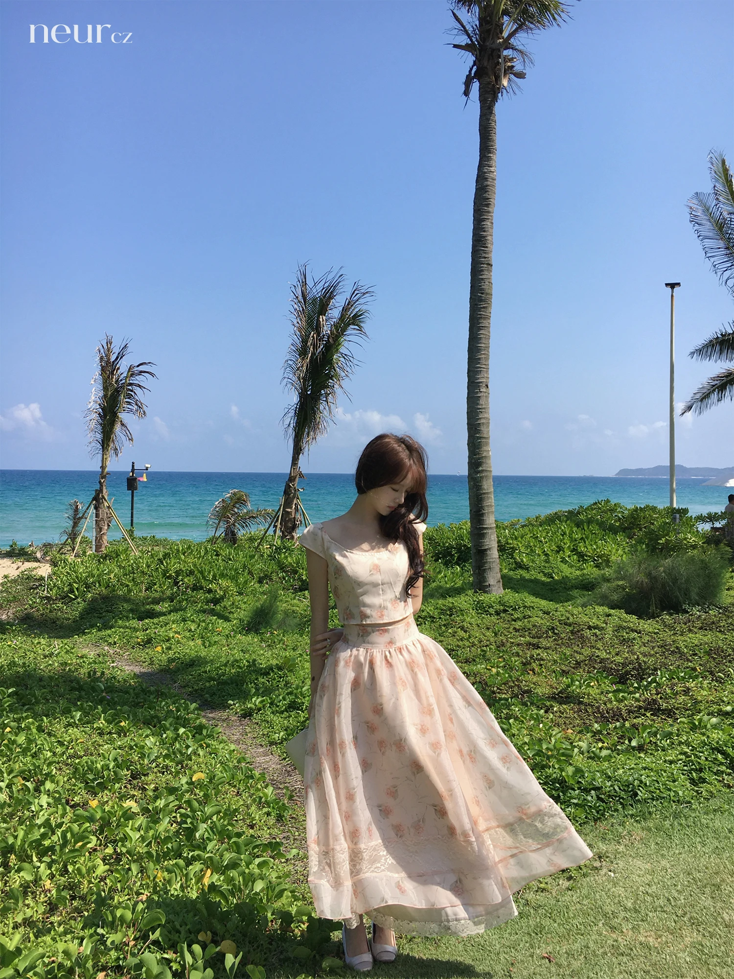 

Комплект Neurcz: Розовый летний модный костюм из двух предметов с цветочным принтом, укороченным топом и длинной юбкой, с завышенной талией