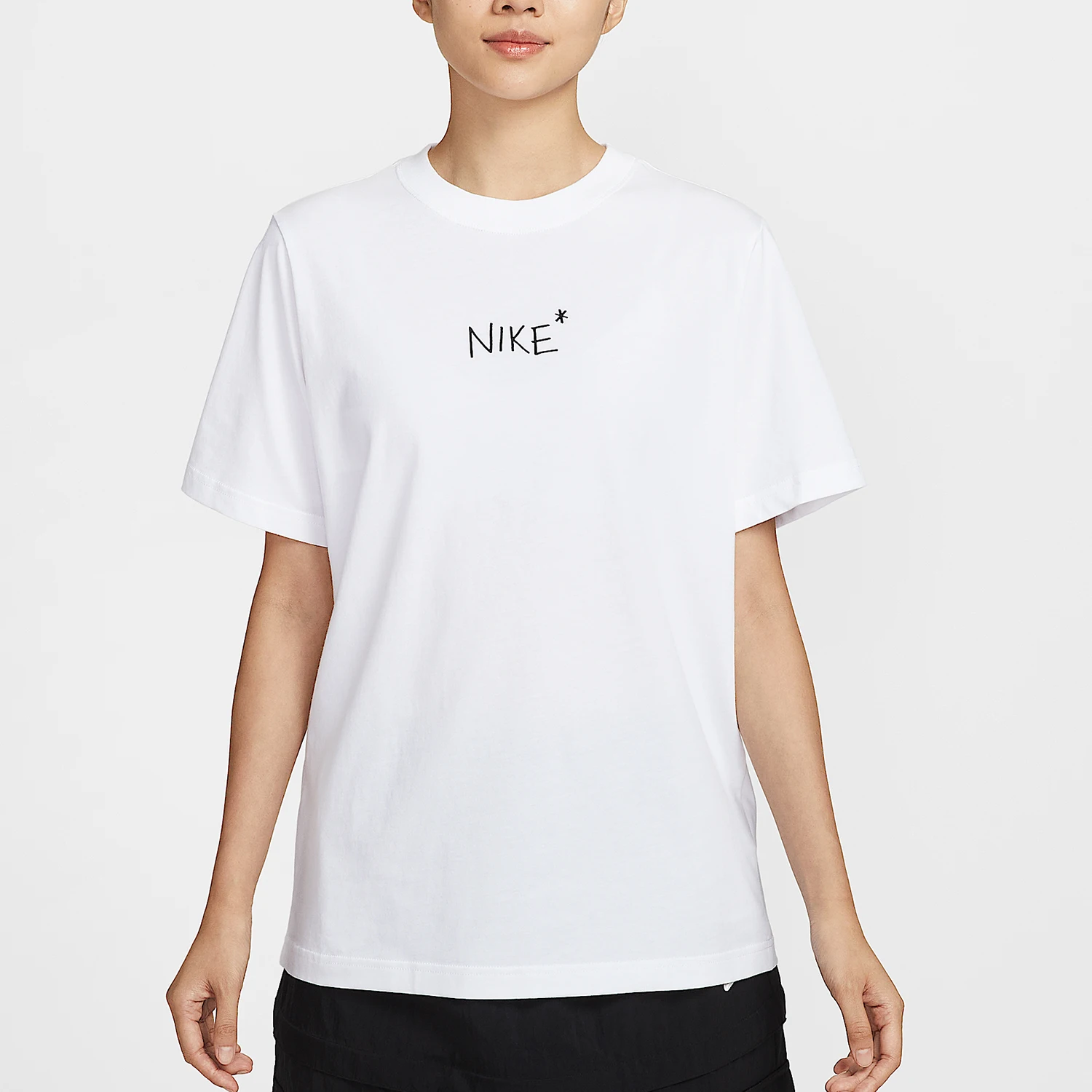 

Nike Genuine Sportswear Women's Round Neck Lightweight Short Sleeve T-Shirt II0451-100