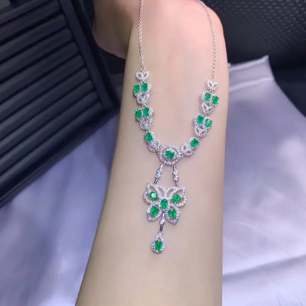 Luxuriöser eleganter Stil, grüner natürlicher Smaragd, Edelstein-Halskette für Damen, silberfarbener
