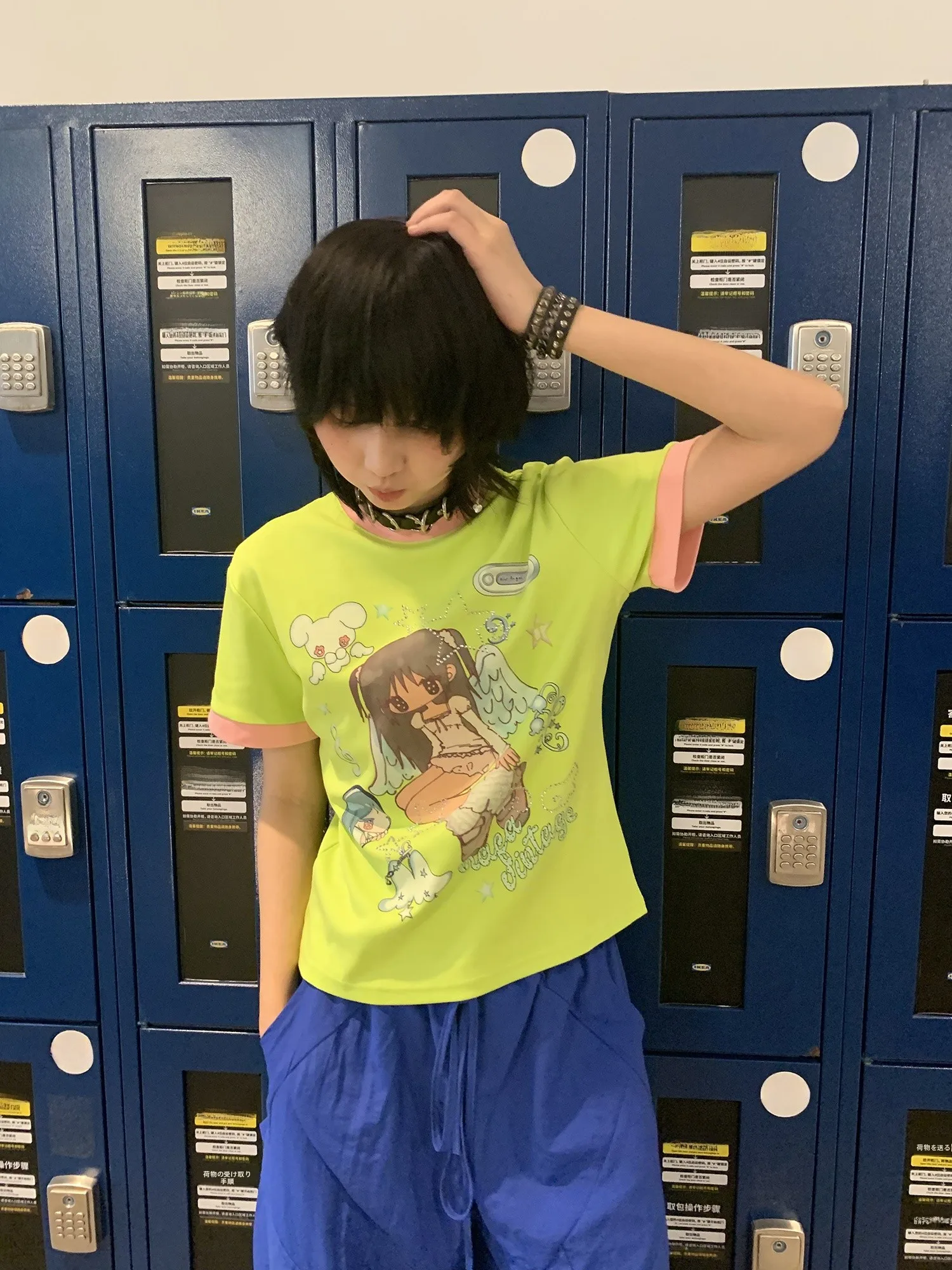 

Женская футболка Slim Fit с коротким рукавом, модный повседневный стиль, дизайн с цветовыми блоками, хлопковый материал, зеленый флуоресцентный цвет, трендовый топ в стиле Y2K