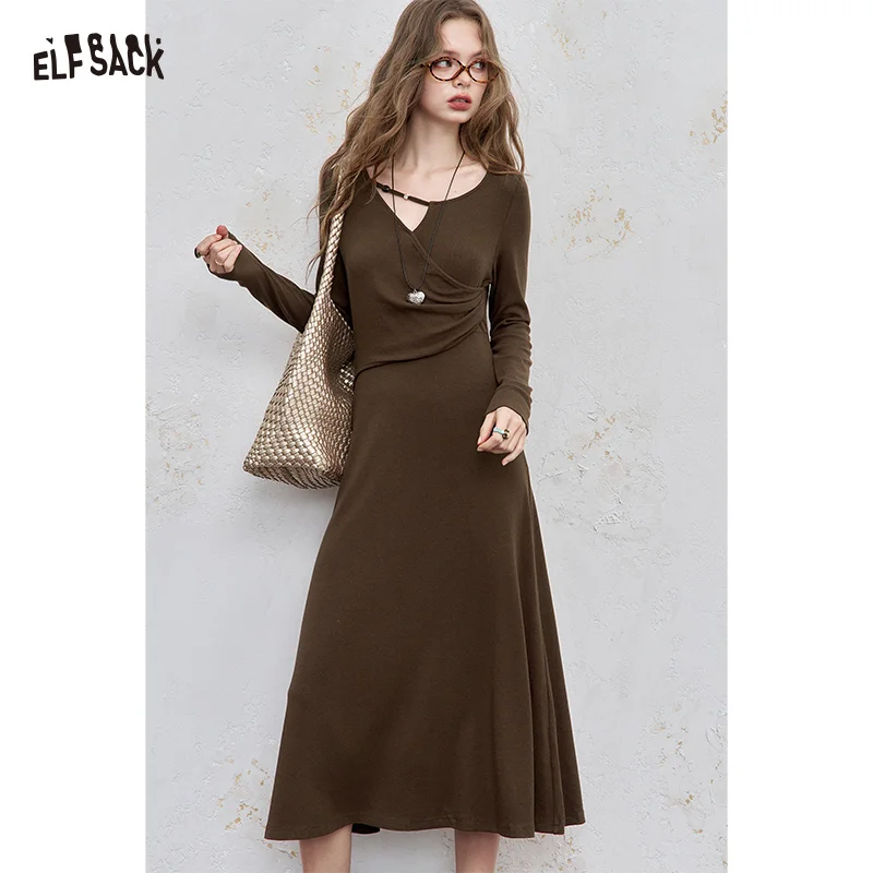 

ELFSACK 2025 Autumn New Arrival Acubi Fashion Asymmetric Neckline Wrinkled Solid Midi Dress For Woman