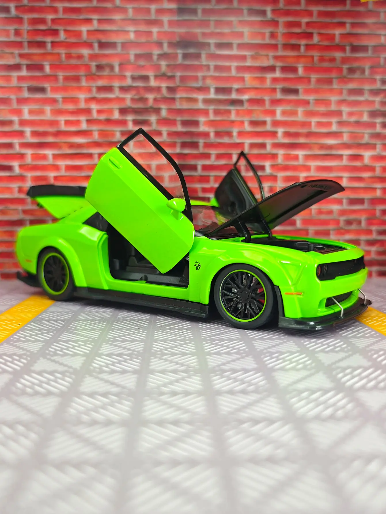 1:32 simulación Dodge Hellcat SRT puertas de modelo de coche de aleación modificada y maletero del capó del motor se puede abrir tiene sonido y iluminación