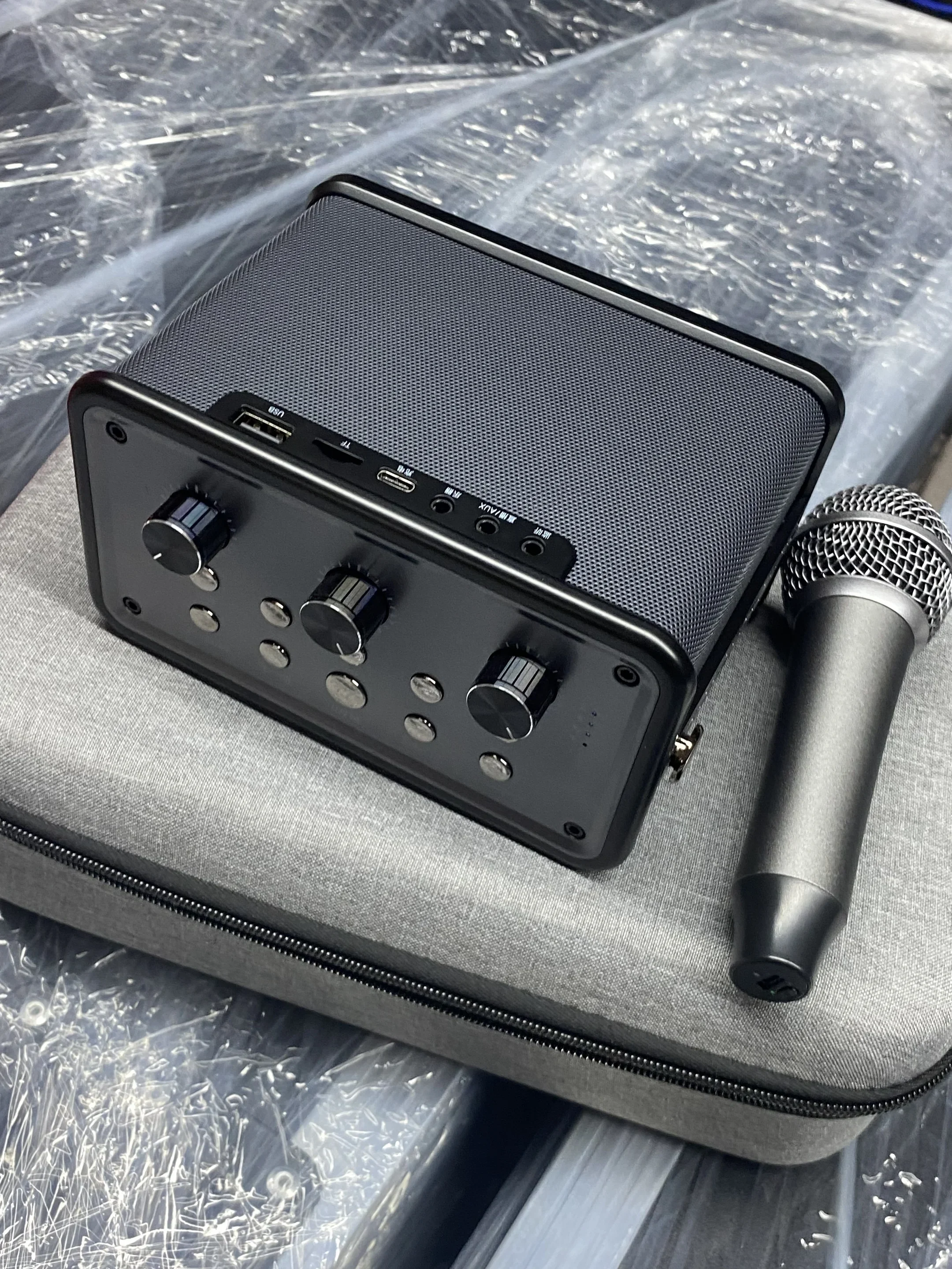 

Новая умная караоке-колонка 2026 года с двумя беспроводными микрофонами, портативная мини-KTV система для развлечений